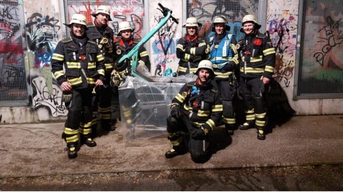 FW-M: Widerspenstiger E-Scooter und schwarzes Baguette