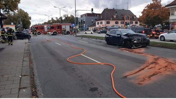 FW-M: Zusammenstoß im Kreuzungsbereich - Pkw fängt Feuer (Sendling-Westpark)