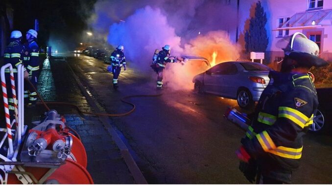 FW-M: Zwei Autos gehen in Flammen auf (Untergiesing-Harlaching)