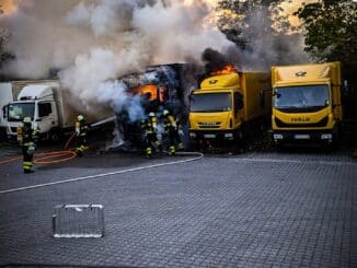 FW-M: Zwei Lkw in Brand - Fahrer erleidet Brandverletzungen (Laim)