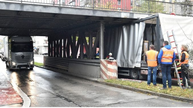 FW-M: Zwei Lkw in Unterführung (Ramersdorf)