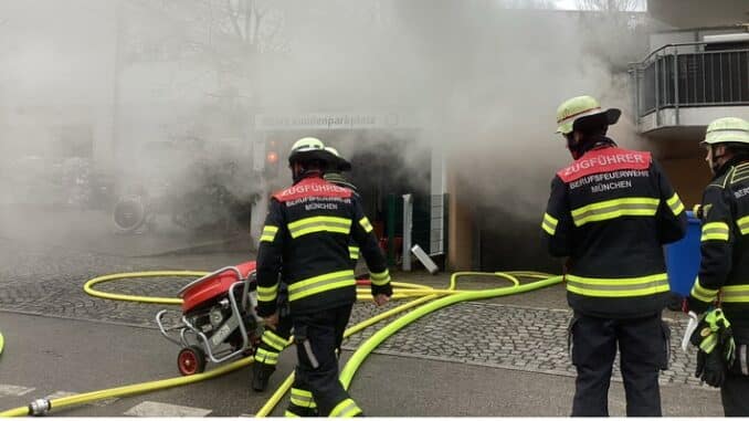 FW-M: Zwei Pkw brennen in Tiefgarage (Sendling)