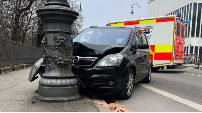 FW-M: Zwei Verletzte durch Verkehrsunfall (Maxvorstadt)