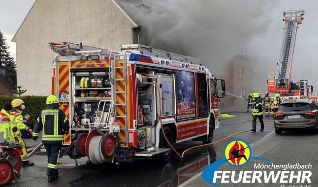 FW-MG: Ausgedehnter Brand in einem Einfamilienhaus