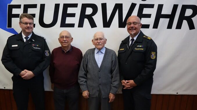 FW-MG: Erfreuliches Wiedersehen - etwa 70 ehemalige Blauröcke versammeln sich am Bildungszentrum der Feuerwehr