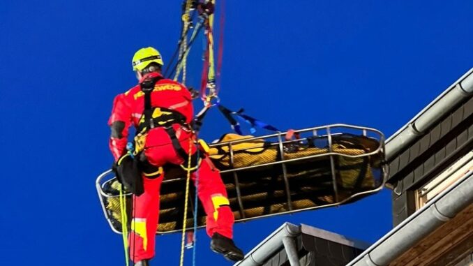 FW-MG: Feuerwehrkran und Höhenretter in Kempen im Einsatz