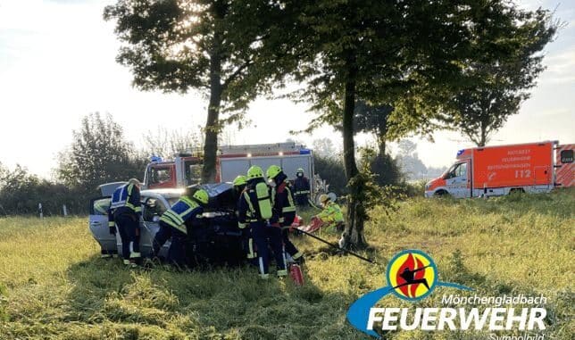 FW-MG: Rettungswagen im Einsatz verunglückt