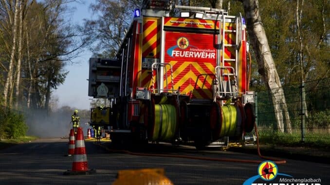 FW-MG: Verkehrsunfall im Autobahnkreuz Mönchengladbach