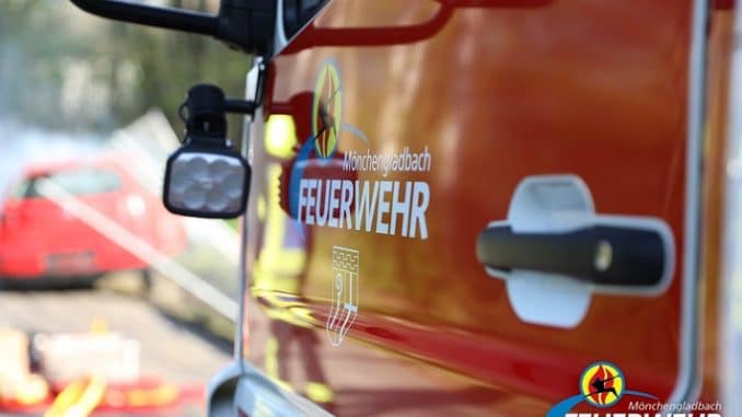FW-MG: Wasserrohrbruch bricht Straßenbelag auf