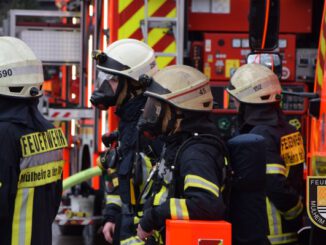 FW-MH: Angebranntes Essen auf Herd sorgt für Feuerwehreinsatz in Mülheim-Saarn - Aufmerksame Nachbarn sowie ein ausgelöster Heimrauchmelder verhindern Schlimmeres