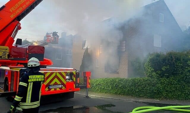 FW-MH: Brand eines Einfamilienhauses in Mülheim Styrum