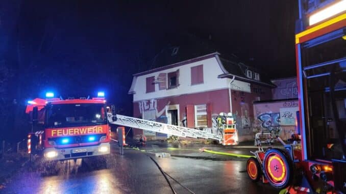 FW-MH: Brand im Eingangsbereich eines leerstehenden Gebäudes