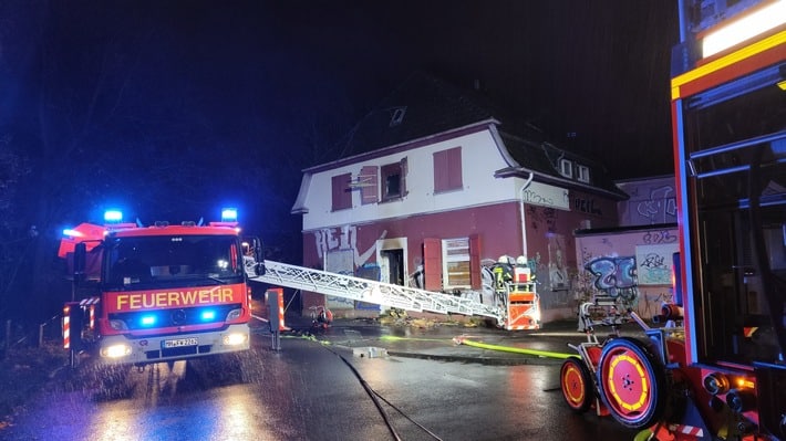 FW-MH: Brand im Eingangsbereich eines leerstehenden Gebäudes