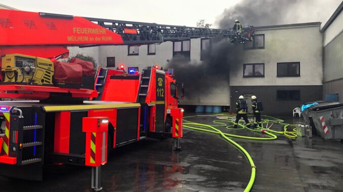 FW-MH: Brand in einem Gewerbebetrieb