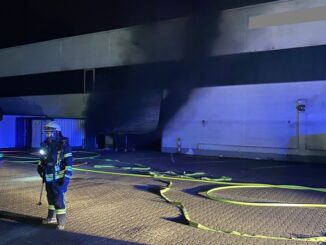 FW-MH: Brand in einer Gewerbehalle in Mülheim-Heißen