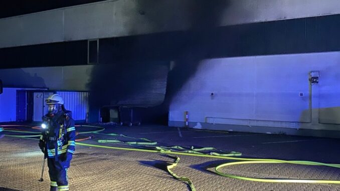 FW-MH: Brand in einer Gewerbehalle in Mülheim-Heißen