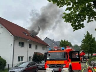 FW-MH: Dachgeschosswohnung in Vollbrand - eine Person verletzt-