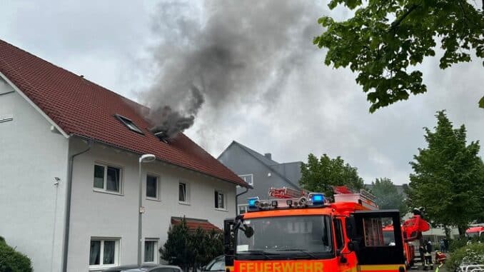 FW-MH: Dachgeschosswohnung in Vollbrand - eine Person verletzt-