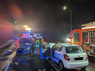 FW-MH: Drei Verletzte nach Verkehrsunfall in Mülheim-Saarn