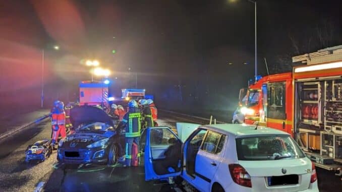 FW-MH: Drei Verletzte nach Verkehrsunfall in Mülheim-Saarn