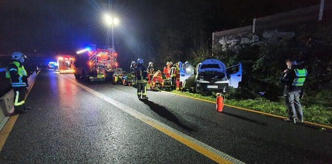 FW-MH: Ein Verletzter bei Verkehrsunfall auf der Autobahn A40