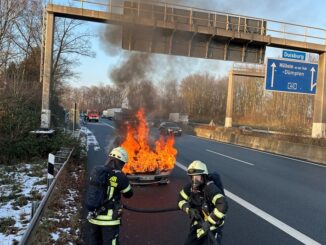 FW-MH: Ein brennender PKW löste einen Feuerwehreinsatz auf der A40 aus.