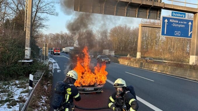 FW-MH: Ein brennender PKW löste einen Feuerwehreinsatz auf der A40 aus.