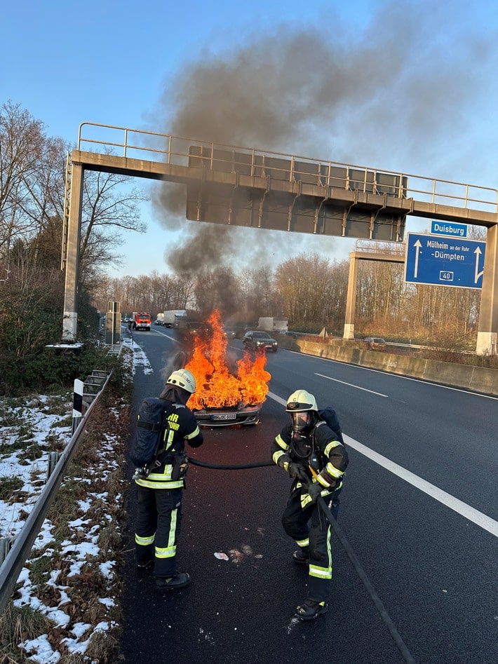FW-MH: Ein brennender PKW löste einen Feuerwehreinsatz auf der A40 aus.