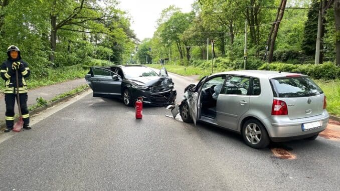 FW-MH: Frontal-Unfall zwischen zwei Fahrzeugen - erhöhtes Einsatzaufkommen am Sonntag