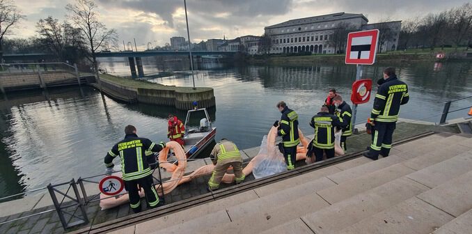 FW-MH: Hydraulikleck führt zu Gewässerverunreinigung