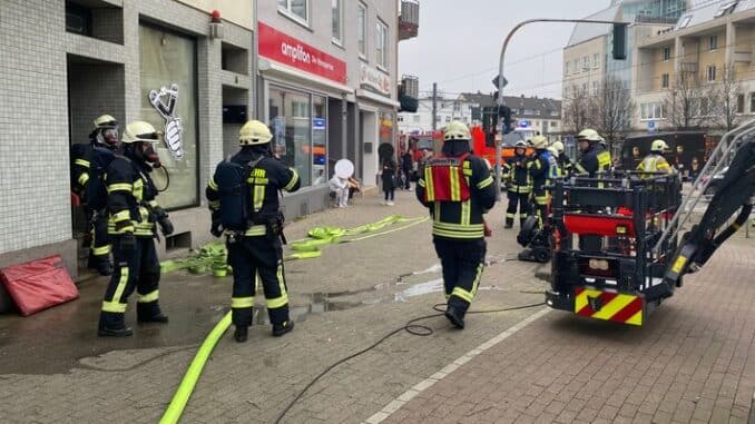 FW-MH: Klebstoff sorgt für eine starke Rauchentwicklung