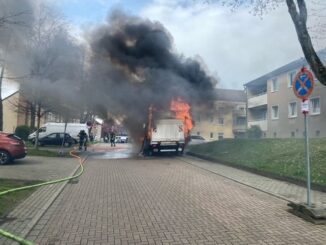 FW-MH: Kleintransporter geht in Flammen auf