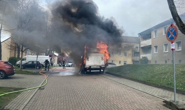 FW-MH: Kleintransporter geht in Flammen auf