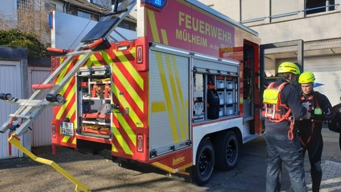 FW-MH: Leblose Person aus der Ruhr geborgen