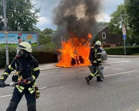 FW-MH: PKW Brand - Zwei Personen mit Verdacht auf Rauchgasintoxikation