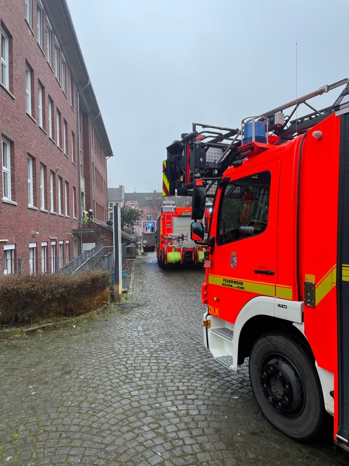 FW-MH: Papierkorbbrand in der Berufsschule Stadtmitte