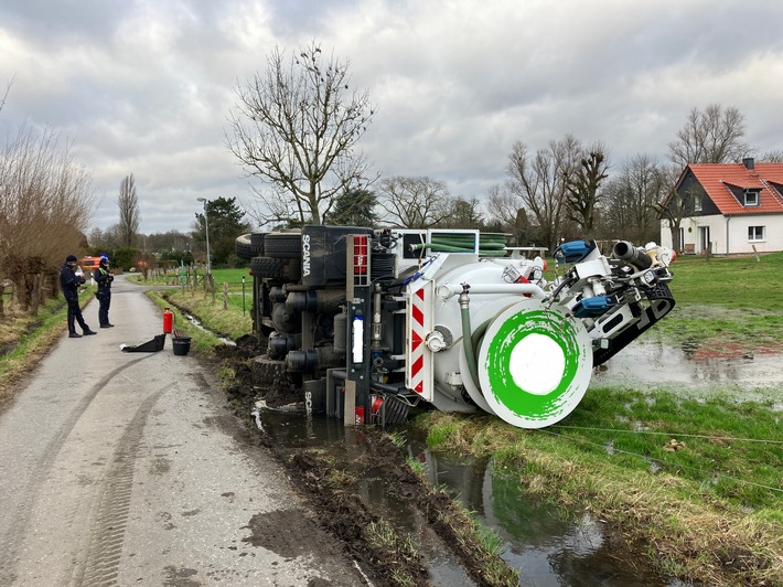 FW-MH: Saugwagen auf Feld gekippt