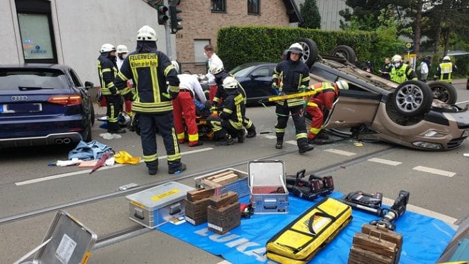 FW-MH: Schwerer Verkehrsunfall auf der Aktienstraße. Zwei verletzte Personen.