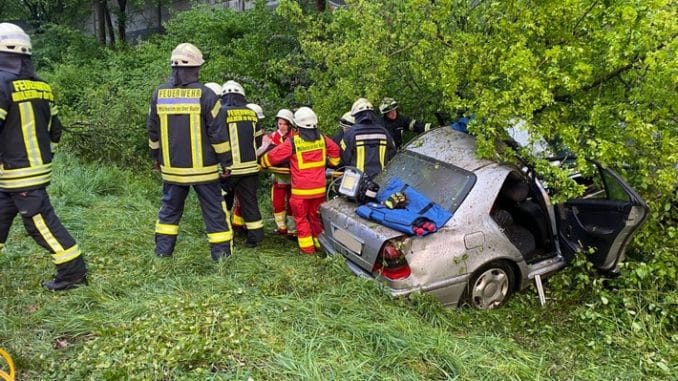 FW-MH: Schwerer Verkehrsunfall auf der Autobahn. Eine Person eingeschlossen und schwer verletzt.