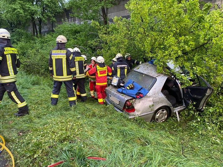 FW-MH: Schwerer Verkehrsunfall auf der Autobahn. Eine Person eingeschlossen und schwer verletzt.