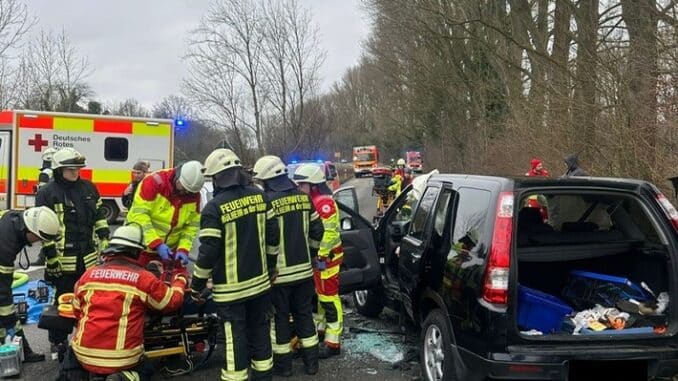 FW-MH: Schwerer Verkehrsunfall mit drei Verletzten