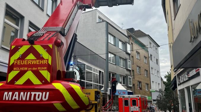 FW-MH: Unterstützung des Rettungsdienstes mittels Teleskopstapler