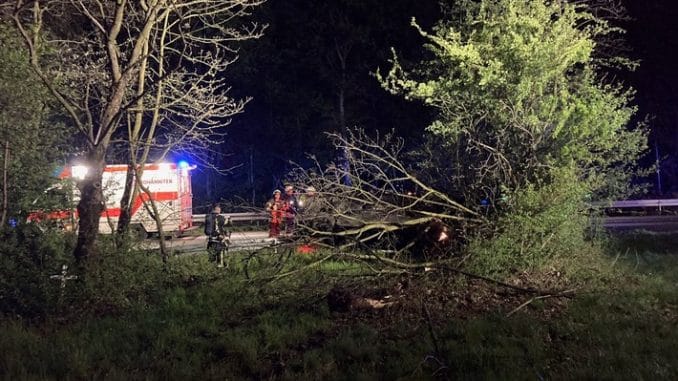 FW-MH: Verkehrsunfall BAB40-PKW auf dem Dach in der Ausfahrt Mülheim Dümpten #fwmh