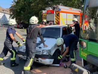 FW-MH: Verkehrsunfall einer Straßenbahn mit PKW