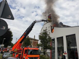 FW-MH: Verkehrsunfall in Mülheim-Saarn und Gebäudebrand in der Friedrichstraße