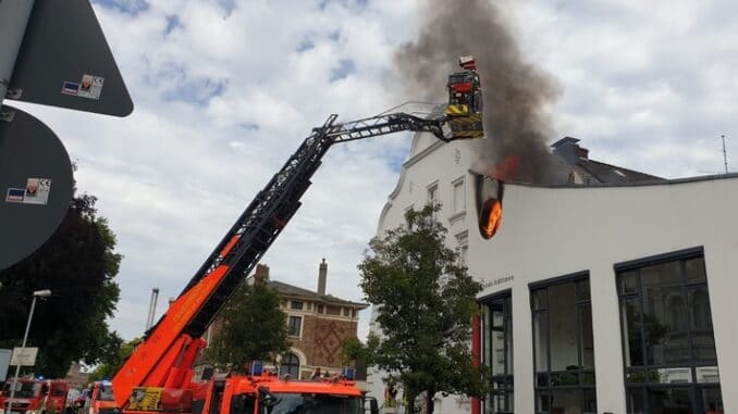 FW-MH: Verkehrsunfall in Mülheim-Saarn und Gebäudebrand in der Friedrichstraße