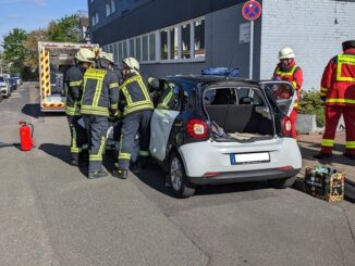 FW-MH: Verkehrsunfall mit Straßenbahn - Eine Person eingeklemmt