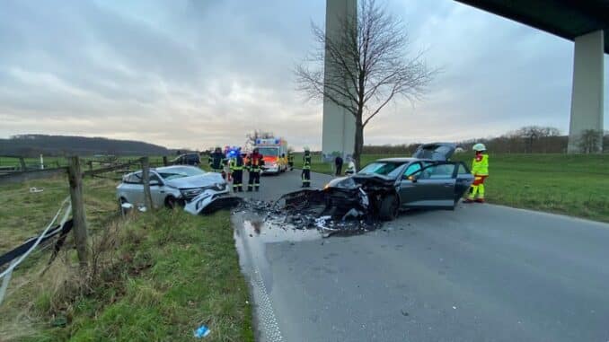 FW-MH: Verkehrsunfall mit drei Verletzten