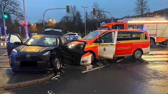 FW-MH: Verkehrsunfall mit einem Notarzteinsatzfahrzeug der Feuerwehr