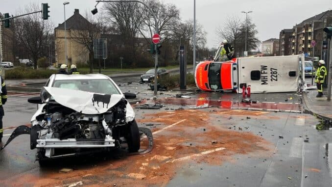 FW-MH: Verkehrsunfall mit einem Rettungswagen der Feuerwehr